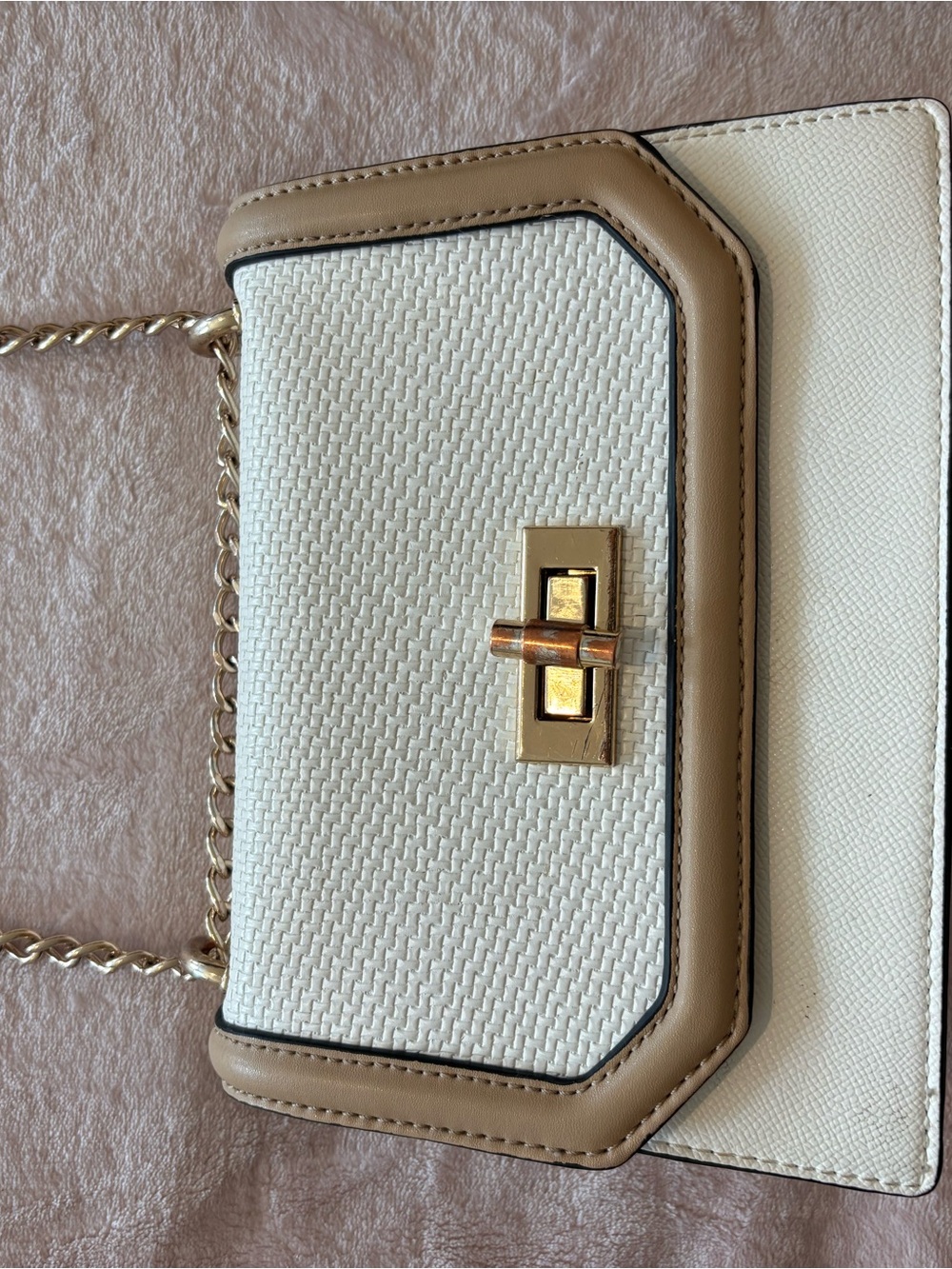 Chic White and Tan Woven Crossbody Bag with Gold-Tone Chain